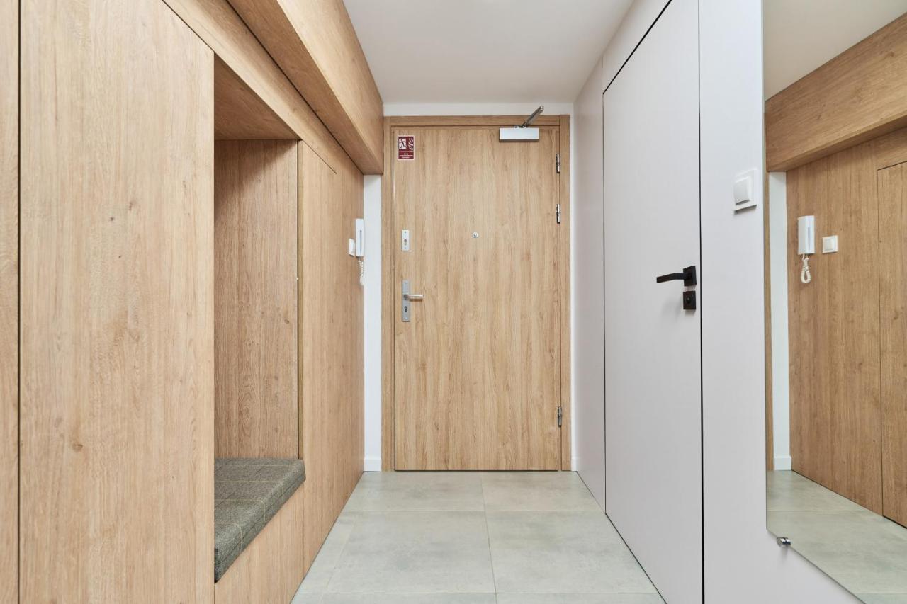 Mezzanine Studio Apartments Zarembowicza Wroclaw Airport By Renters Exterior photo